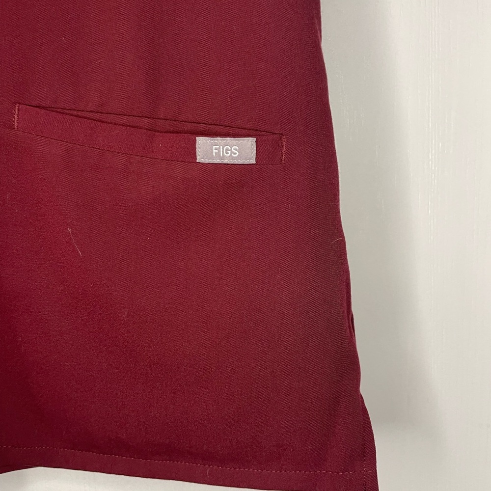 Fogs Casma 3-pocket scrub top in Burgundy. Size S - Picture 4 of 5